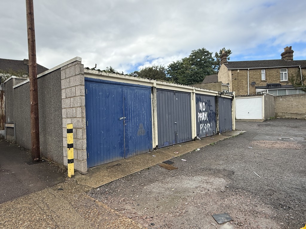 Lot: 5 - COMPOUND OF 27 GARAGES - Block of Four Garages in Larger Compound